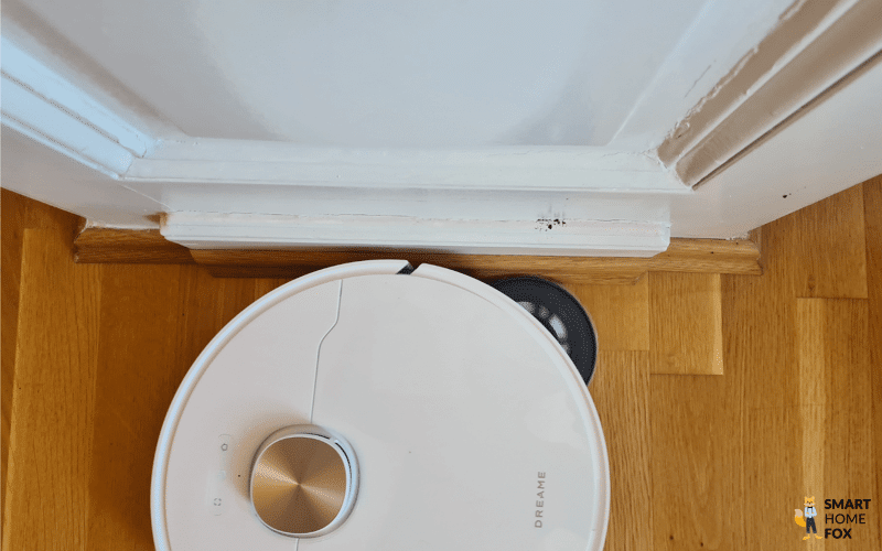 Der Dreame X40 Ultra wischt an der Wand entlang.